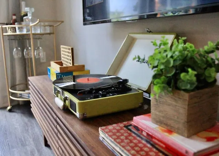 Mid-Century Modern Studio Choc & St. Joseph