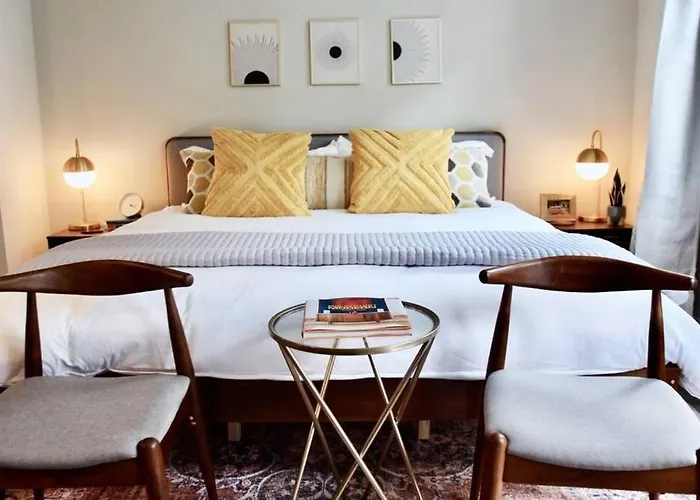 Mid-Century Modern Studio Choc & St. Joseph