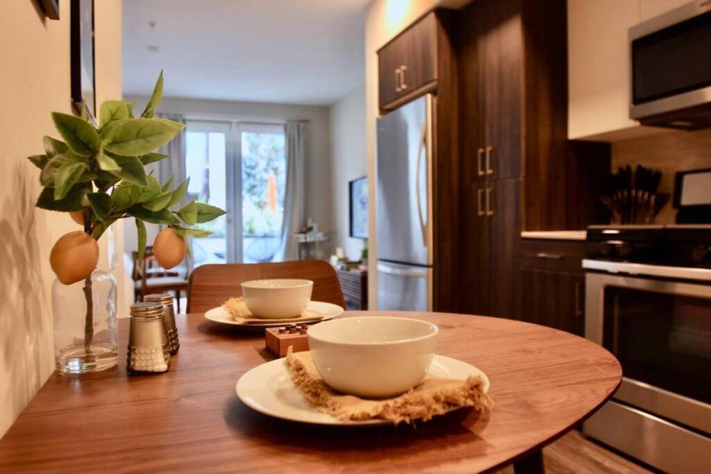 Mid-century Modern Choc & St. Joseph Apartment